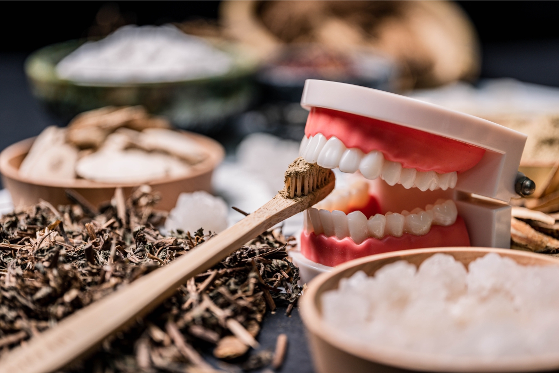 別把牙粉當急救藥！遺山牢牙散、固齒神方的正確使用觀念與時機